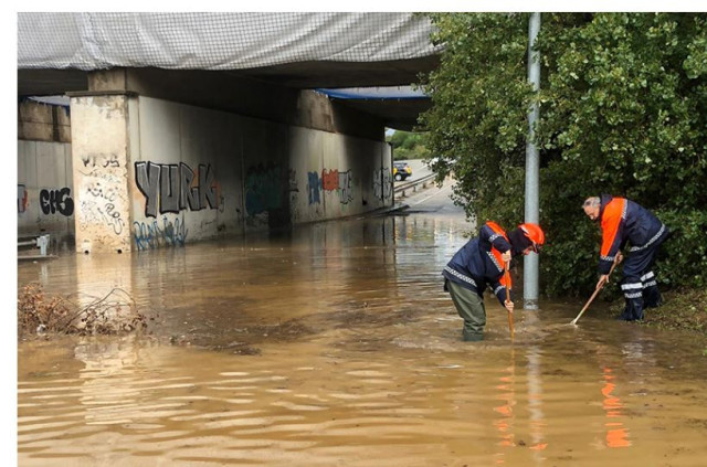 VIDEO | La tormenta en Aragón: calles inundadas y conductores encima de coches