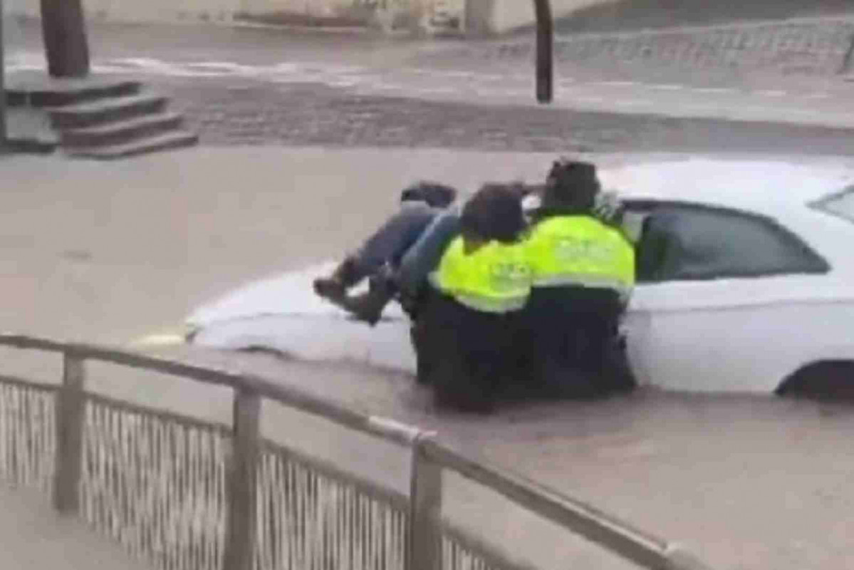 Los Mossos rescatan a un hombre en un coche