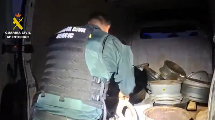 Cinco arrestados por robar 200 llantas de vehículos que el temporal había arrastrado