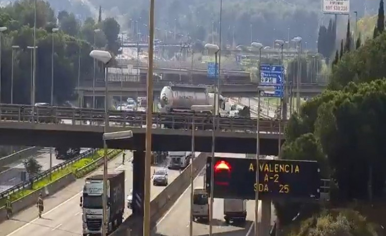 Cortados dos carriles en la AP-7 en Barberà por un accidente entre dos camiones