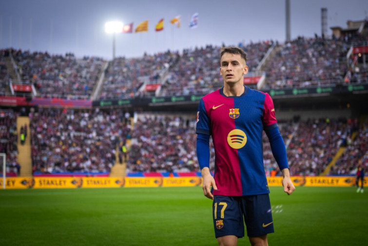 El blaugrana Marc Casadó, gran novedad de la lista de la selección de Luis de la Fuente