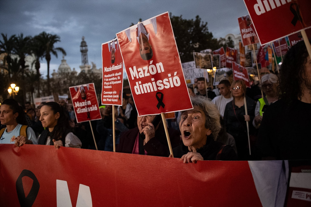 EuropaPress 6331523 mujer cartel manifestacion recorre calles valencia exigir dimision