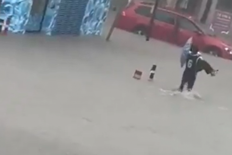 VÍDEO: Un joven rescata a una anciana que se había quedado atrapada en medio de la inundación en Málaga