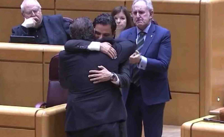 VÍDEO | El abrazo viral entre dos senadores del PSOE y del PP por la DANA: 