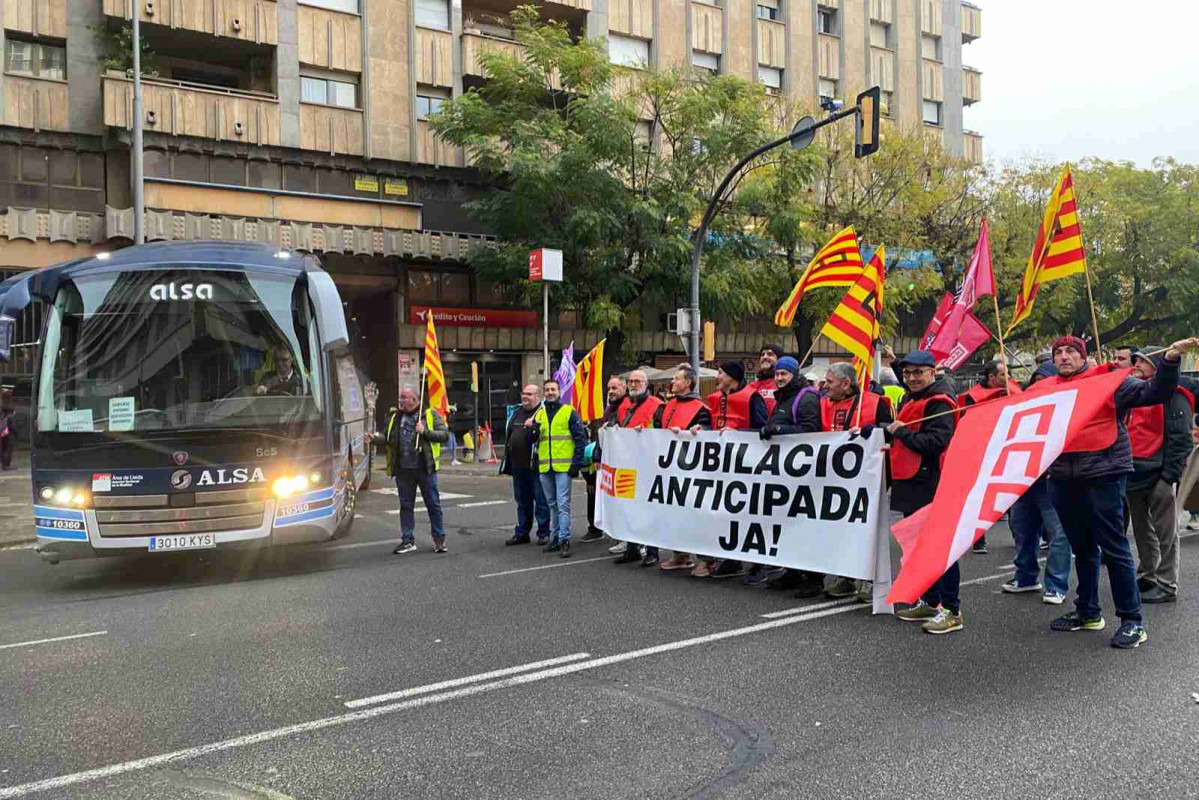 Trabajadores de CCOO manifestándose en Lleida