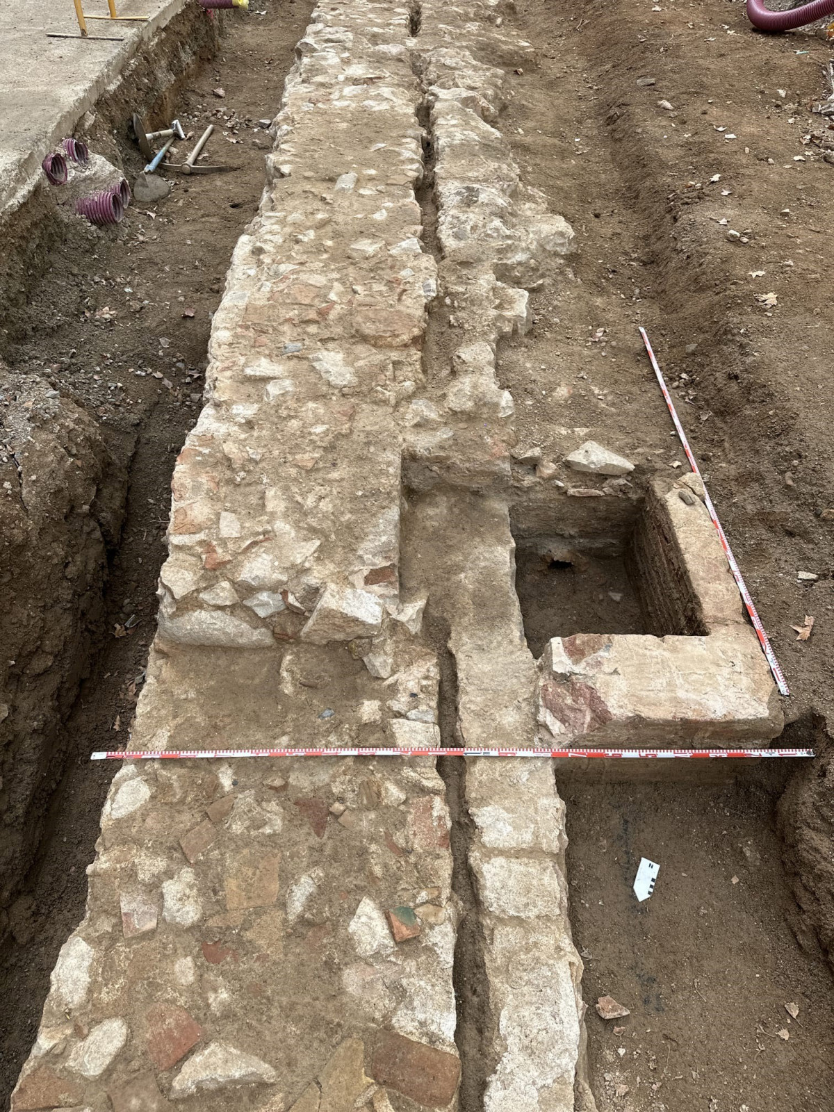 Parte de los restos hallados en las obras de la Rambla de Barcelona