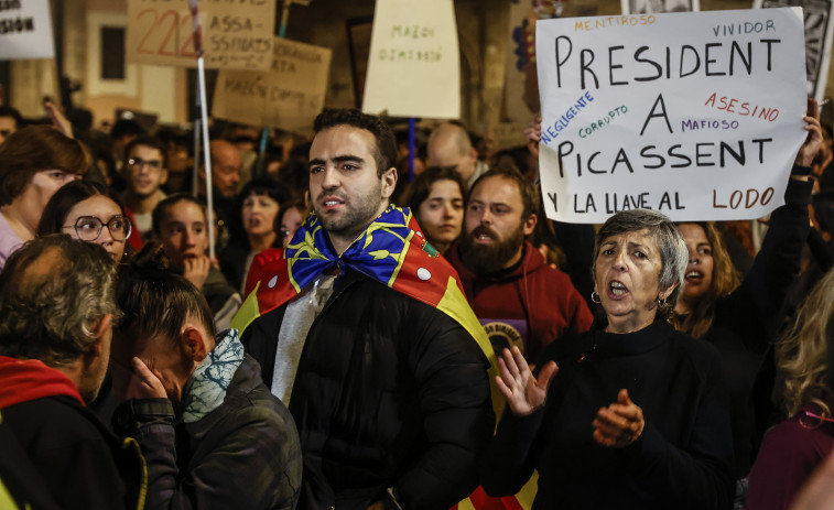 Cerca de 100.000 personas participan en la marcha bajo el lema 'Mazón dimissió' en Valencia