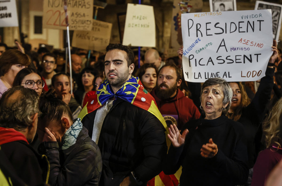 EuropaPress 6377895 decenas personas manifestacion contra presidente generalitat valenciana
