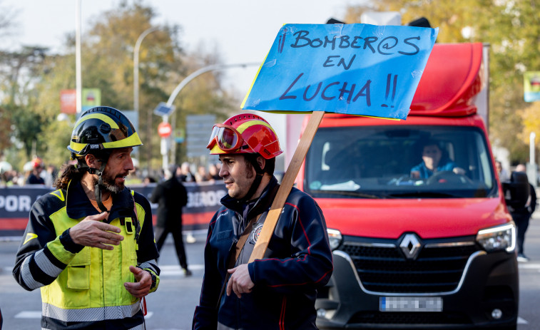 Bomberos de toda España protestan en Madrid para denunciar la 