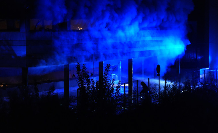 Bomberos dan por controlado el incendio en el Auditorio Rocío Jurado de Sevilla