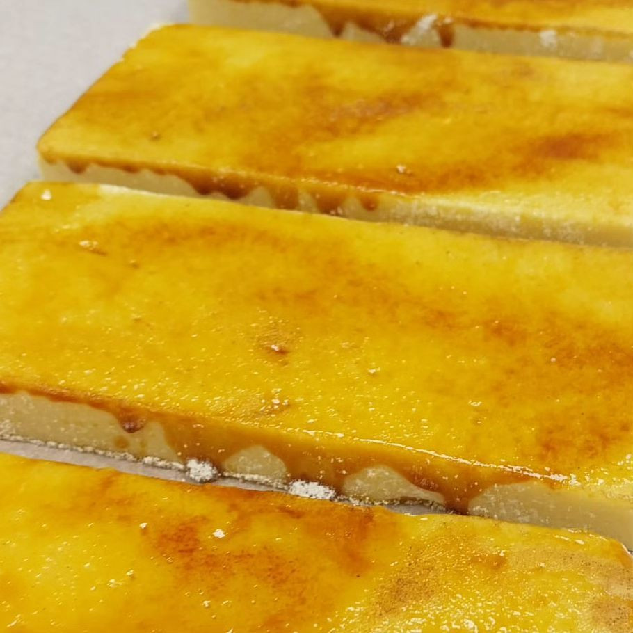 Nuestro turrón de yema quemada recibe el premio de 'Millor torró de crema artesà d'Espanya 2024', entregado por @gremipastisseriabcn. Se trata de un turrón 100% artesanal hecho con almendra marcon