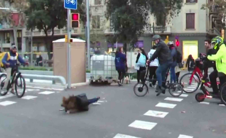 VÍDEO | Una mujer se cae al suelo esquivando un patinete en la intersección más caótica de Barcelona