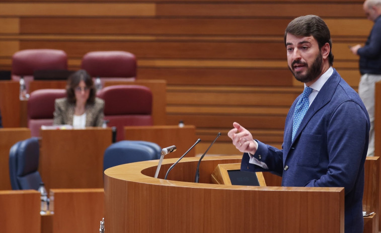 VOX amenaza al PP, insulta al PSOE y ensalza a Franco
