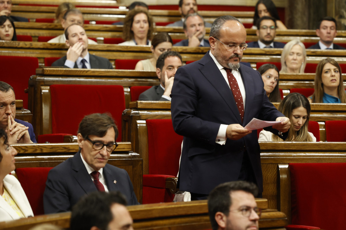 Archivo - El presidente del PP de Catalunya, Alejandro Fernández, interviene en el debate del pleno de investidura, en el Parlament de Catalunya, a 8 de agosto de 2024