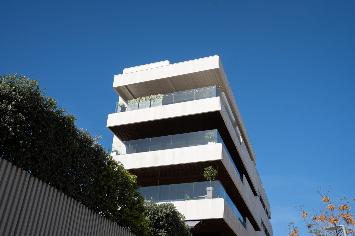 Archivo - Fachada de una vivienda, a 8 de abril de 2024, en Barcelona, Catalunya (España). El valor medio de la vivienda, nueva y usada, en España ha subido entre enero y marzo de este año solo un 