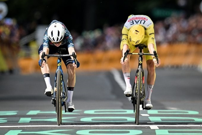 EuropaPress 6082114 imagen llegada tadej pogacar maillot amarillo jonas vingegaard linea meta