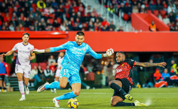 El Girona se deja remontar en Mallorca y no consigue reaccionar ante diez jugadores (2-1)