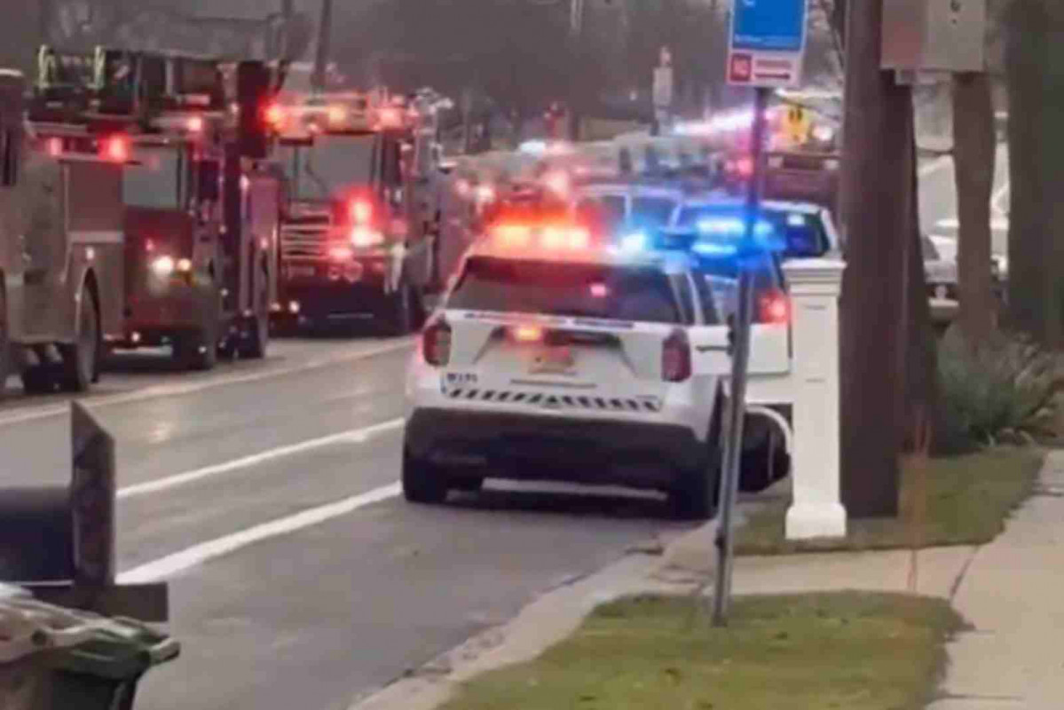 Policía ante la escuela de Wisconsin donde se ha producido el tiroteo   X