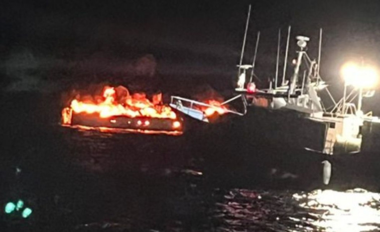 El pesquero 'Avi Juanito' se hunde frente a las costas de Salou tras incendiarse