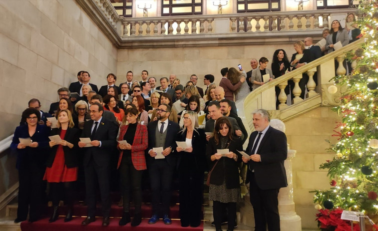 El Parlament da la bienvenida a la Navidad con villancicos, cava y turrones