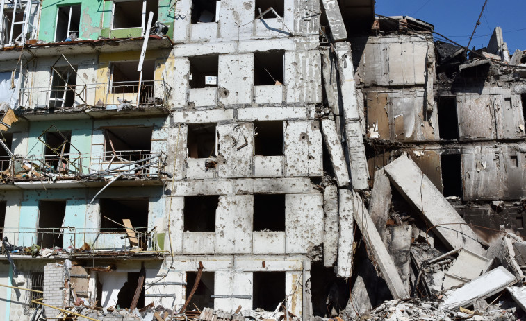 Un muerto y diez heridos tras un bombardeo ruso contra la capital de Ucrania