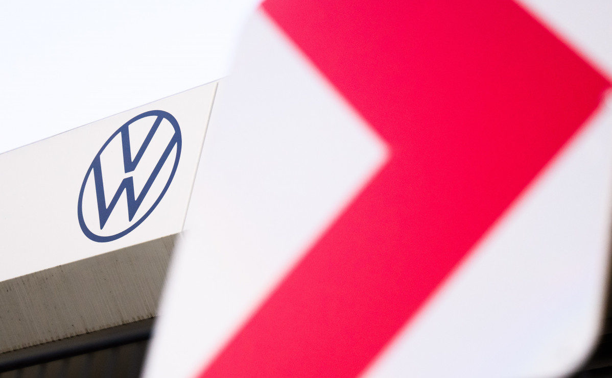 EuropaPress 6418628 20 december 2024 niedersachsen hanover vw logo hangs at the volkswagen