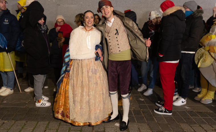 Una joven vestida de fallera, entre las primeras en entrar al Teatro Real: 