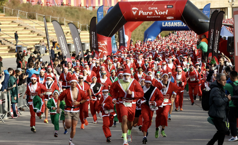 3.000 personas disfrazadas de Papá Noel y elfos participan en la I Carrera Papá Noel de Barcelona