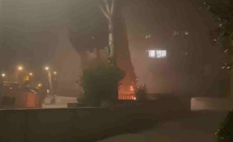 VÍDEO | Incendian el árbol de Navidad de los bloques de La Florida en L'Hospitalet