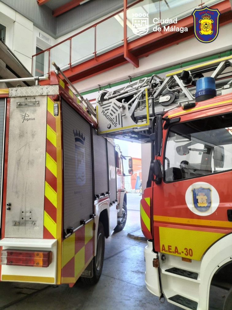Un hombre se cuela en el parque de Bomberos, roba un camión y lo estampa contra otro vehículo