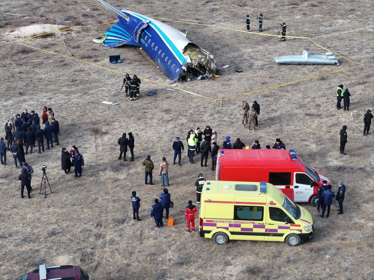 Al menos 38 muertos y 29 heridos al estrellarse un avión azerbaiyano en Kazajistán