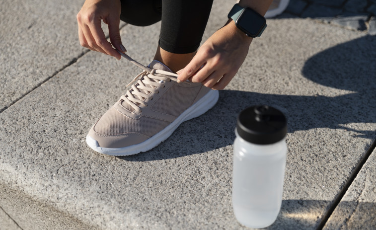 Una joven recibe una indemnización de 35.000 euros tras ser despedida por usar zapatillas deportivas