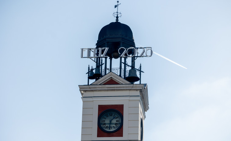 El reloj de la Real Casa de Correos estrena nuevo cartel luminoso para dar la bienvenida al 2025
