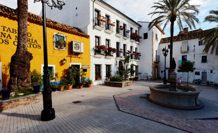 Herida de gravedad una mujer después de que un hombre la lanzara de un cuarto piso en Marbella