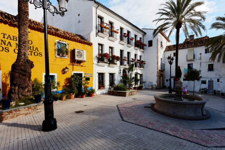 Herida de gravedad una mujer después de que un hombre la lanzara de un cuarto piso en Marbella