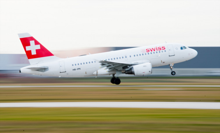 Nueva tragedia aérea: fallece un azafato en el aterrizaje de emergencia de un avión en Austria