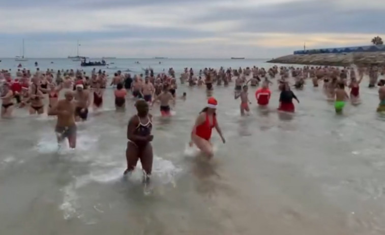 VÍDEO | Centenares de personas se bañan en la playa del Miracle de Tarragona para despedir el año