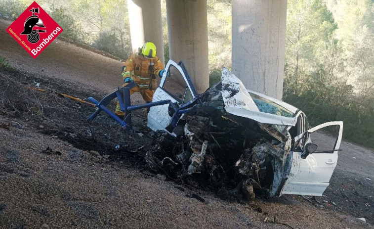 Un herido grave tras salirse de la vía con su coche y caer 15 metros en la AP-7