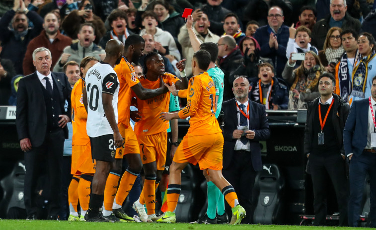 El Real Madrid, líder tras un partido en el que pasó de todo: expulsión a Vinicius, penalti fallado...
