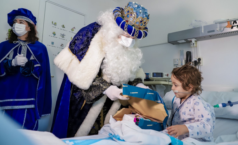 Los Reyes Magos visitan a niños y niñas en hospitales catalanes antes de las cabalgatas
