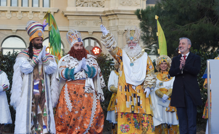 Collboni recibe a los Reyes Magos en Barcelona pidiéndoles por los niños necesitados