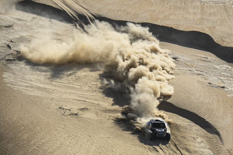 Carlos Sainz se aleja en el Dakar y Cristina Gutiérrez se despide tras una cruel crono de 48 horas