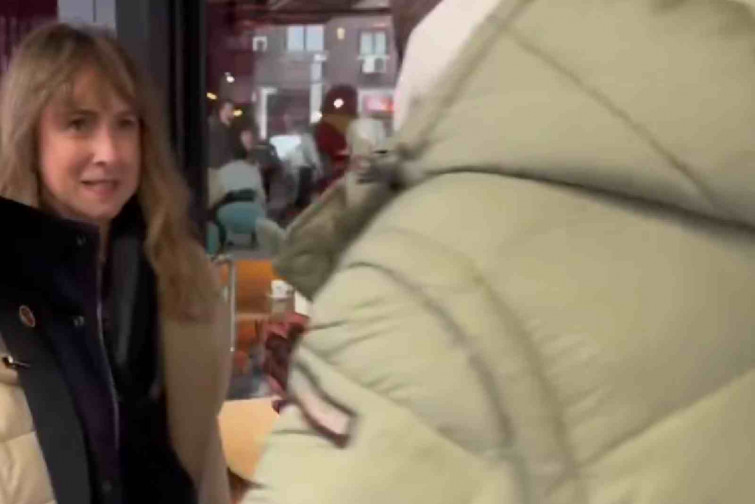 El momento viral en que Ana Pardo de Vera le para los pies al ultra Bertrand Ndongo