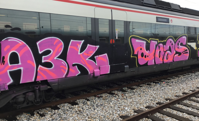 En libertad un joven grafitero que detuvo un tren en marcha para pintarlo, dejándolo diez minutos parado