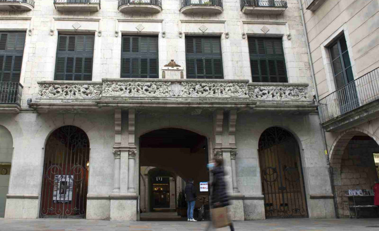 Un propietario de Girona descubre a diez personas empadronadas en su piso sin permiso