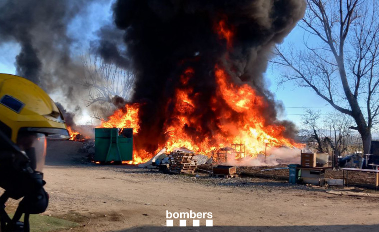 FOTO | Incendio en una empresa de reciclaje en Vic, controlado por los Bombers