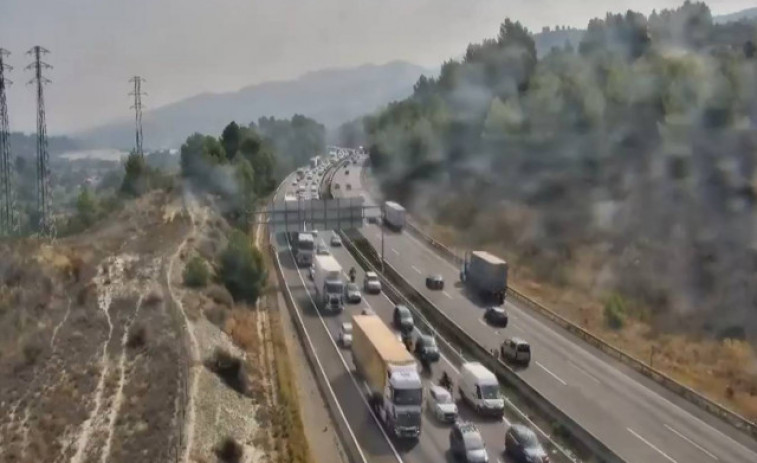 Un camión volcado corta la C-35 en la Roca del Vallès y obliga a desvíos hacia Cardedeu