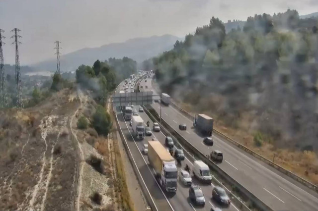 Un camión volcado corta la C-35 en la Roca del Vallès y obliga a desvíos hacia Cardedeu