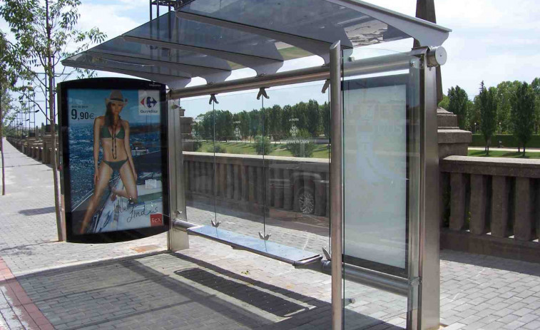 Protesta en Lleida: una mujer en silla de ruedas bloquea un autobús durante media hora