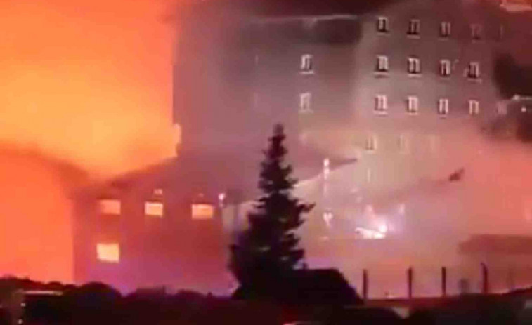 Al menos 66 muertos en el incendio de un hotel con huéspedes saltando por las ventanas